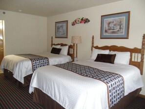 Classic Room, 2 Queen Beds | Desk, iron/ironing board, cribs/infant beds, rollaway beds - Der Ruhe Blatz Motel (Shipshewana)