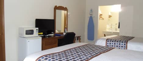 Escritorio, tabla de planchar con plancha y cunas