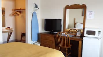 Classic Room, 1 Queen Bed | Desk, iron/ironing board, cribs/infant beds, rollaway beds