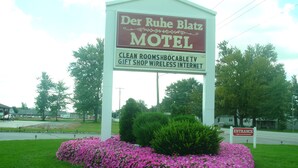 A sign for Der Ruhe Blitz Motel advertising amenities like clean rooms, cable TV, a gift shop, and wireless internet. - Der Ruhe Blatz Motel (Shipshewana)
