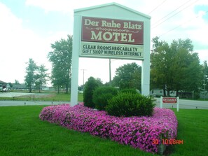 Front of property - Der Ruhe Blatz Motel (Shipshewana)