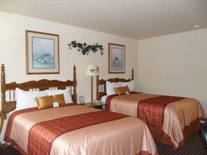 Classic Room, 2 Double Beds, Accessible | Desk, iron/ironing board, cribs/infant beds, rollaway beds - Der Ruhe Blatz Motel (Shipshewana)