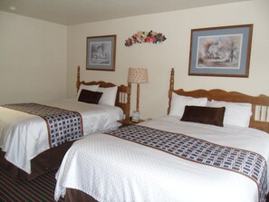 Classic Room, 2 Queen Beds | Desk, iron/ironing board, cribs/infant beds, rollaway beds - Der Ruhe Blatz Motel (Shipshewana)