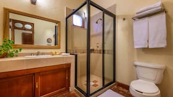 Chuveiro, produtos de toalete grátis, secador de cabelo