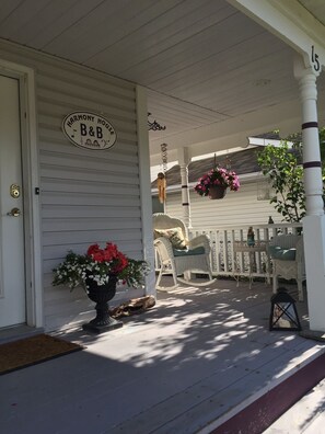 Vista frontal de la propiedad