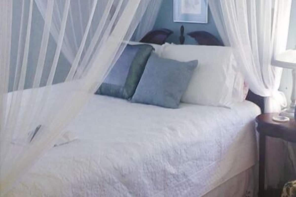 Standard Room, 1 Queen Bed, Shared Bathroom | Free WiFi