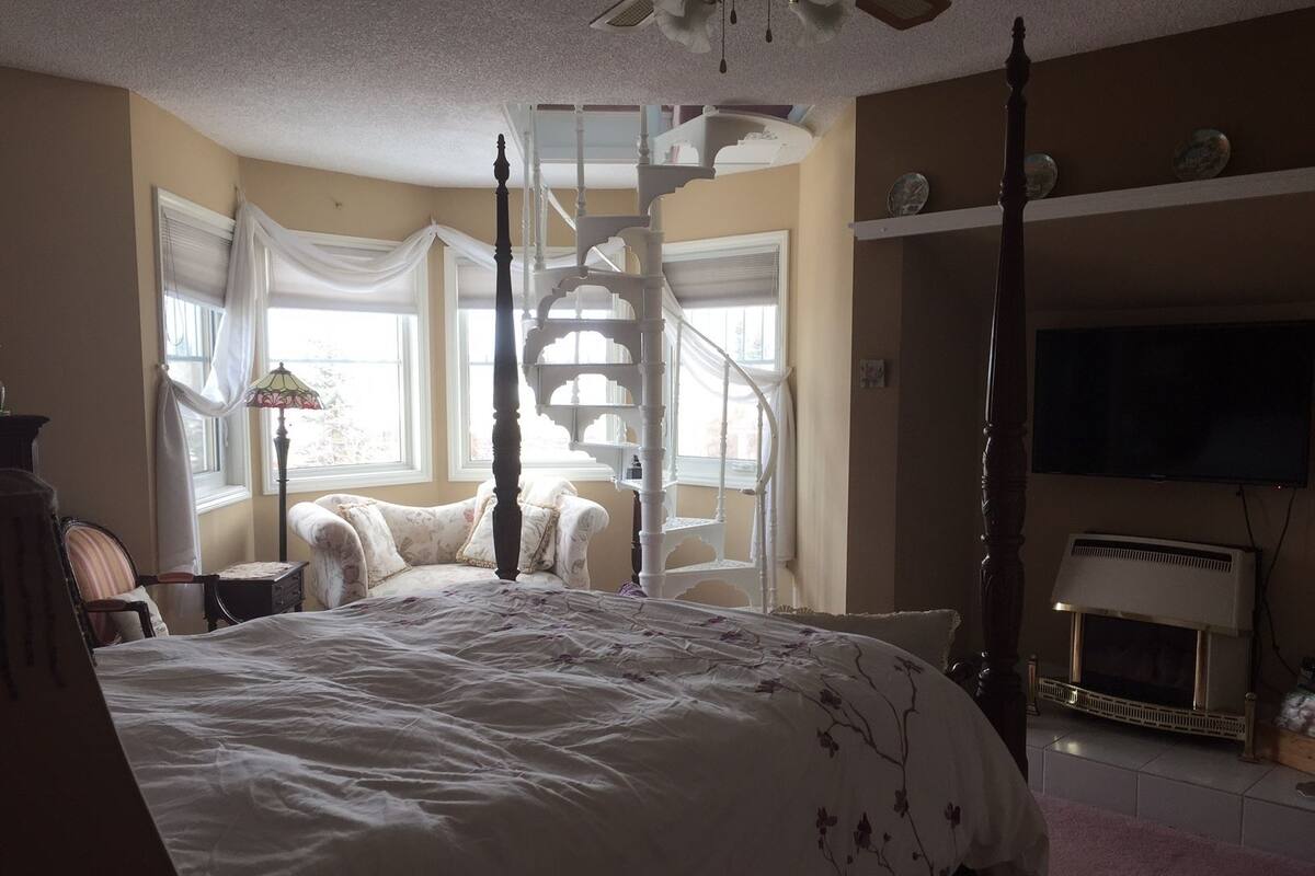 Suite, 1 Queen Bed, Private Bathroom | Free WiFi