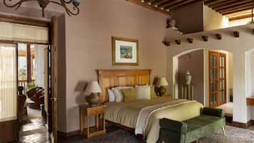 Superior-Zimmer, 1 King-Bett, Balkon, Stadtblick | 1 Schlafzimmer, Daunenbettdecken, Zimmersafe, individuell dekoriert