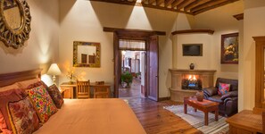 Down duvets, in-room safe, individually decorated - Hotel Casa del Naranjo (Patzcuaro)