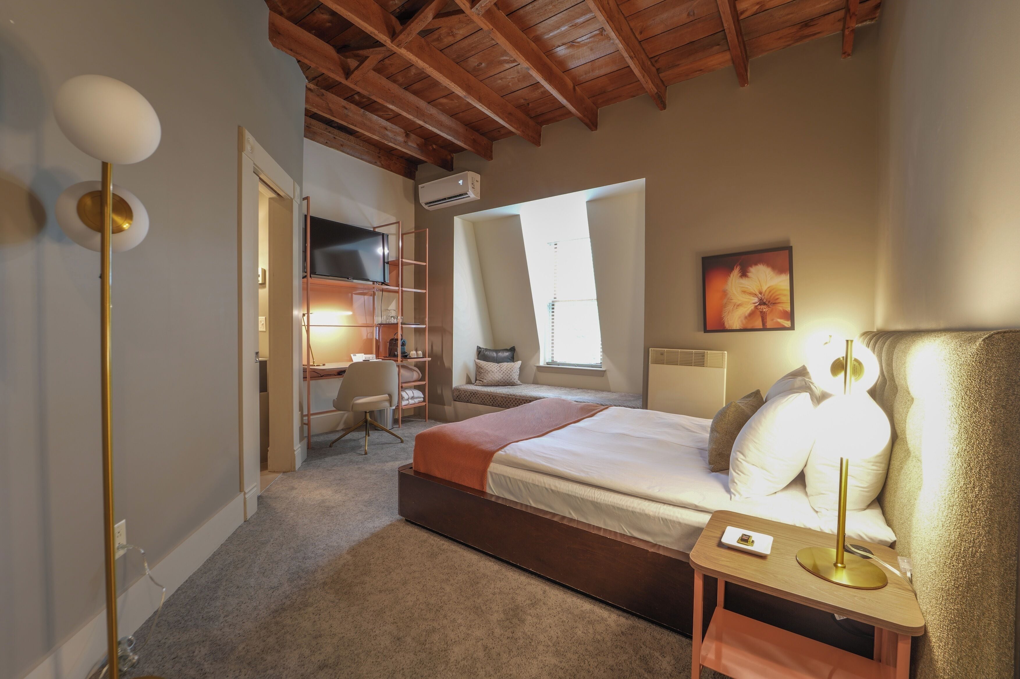 Design Room, 1 Queen Bed, Private Bathroom