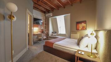 Design Room, 1 Queen Bed, Private Bathroom