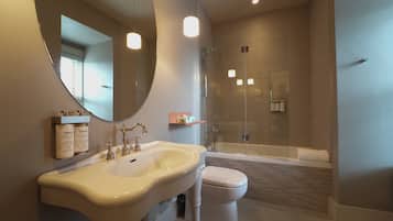 Ein modernes Badezimmer mit einem großen Waschbecken, einer Toilette, einer Dusche und einer Badewanne.