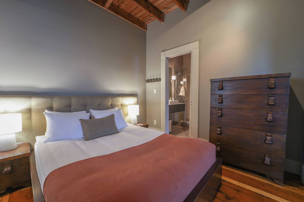 Signature Suite, Private Bathroom | Premium bedding, iron/ironing board (on request), WiFi (free)