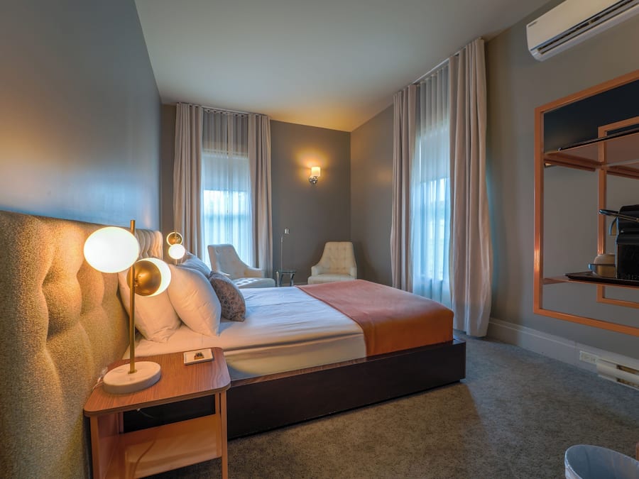 Superior Room, 1 Queen Bed, Private Bathroom | Premium bedding, iron/ironing board (on request), WiFi (free)