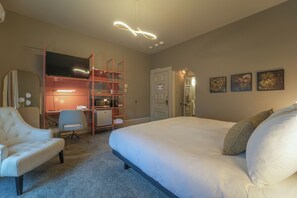 小型套房, 1 张特大床, 私人浴室 | 高档床上用品、熨斗/熨板、免费 WiFi、床单