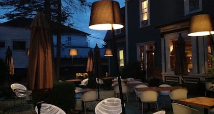 Le Pleasant HÎtel & Café