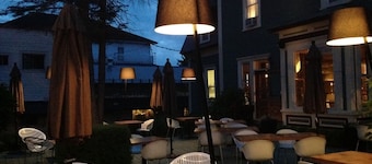 Le Pleasant Hôtel & Café