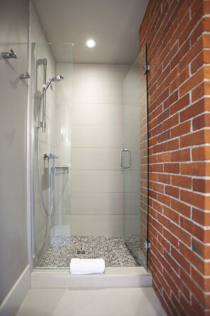 Superior Room, 1 Queen Bed, Private Bathroom | Bathroom shower -  Le Pleasant Hôtel  (Sutton)