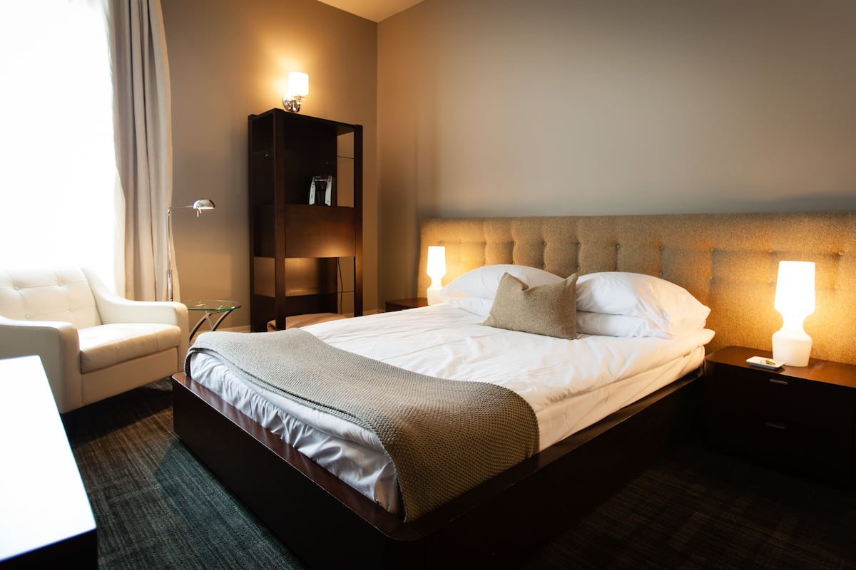 Standard Room, 1 Queen Bed, Private Bathroom | Living area | Flat-screen TV, iPod dock
