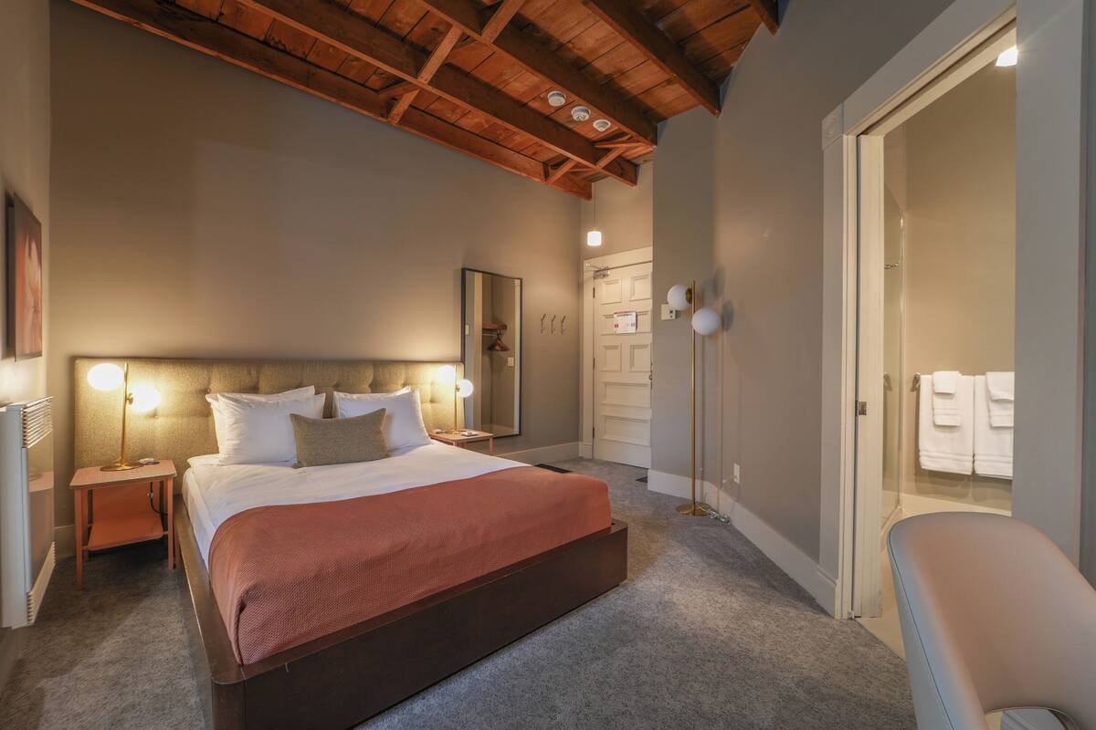 Design Room, 1 Queen Bed, Private Bathroom | Premium bedding, iron/ironing board (on request), WiFi (free)