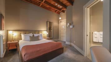 Habitación de diseñador, 1 cama Queen size, baño privado | Ropa de cama de alta calidad y tabla de planchar con plancha