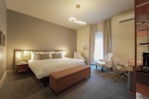 Junior Suite, 1 King Bed, Private Bathroom | Premium bedding, iron/ironing board (on request), WiFi (free) - Le Pleasant Hôtel (Sutton)