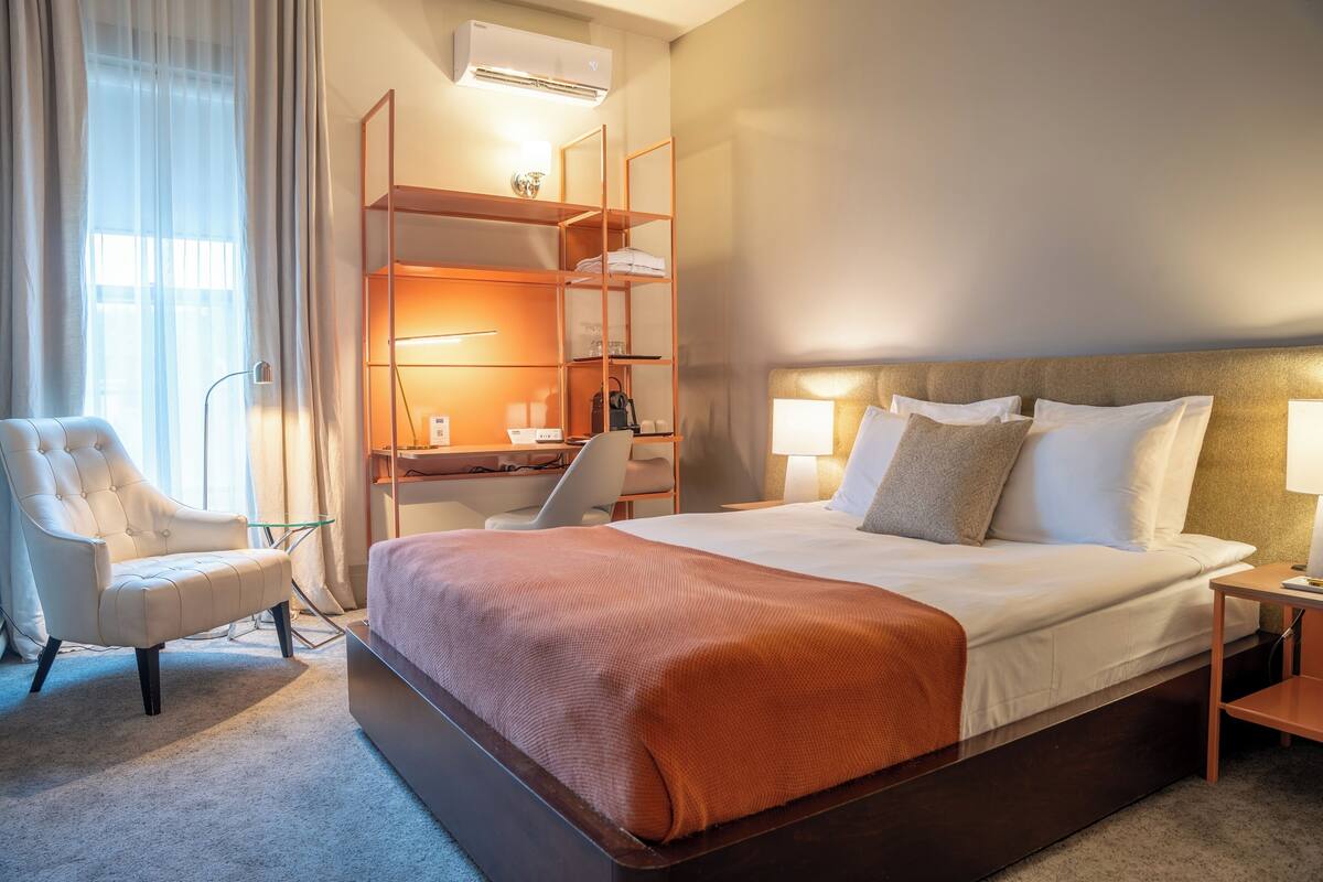 Standard Room, 1 Queen Bed, Private Bathroom | Premium bedding, iron/ironing board (on request), WiFi (free)