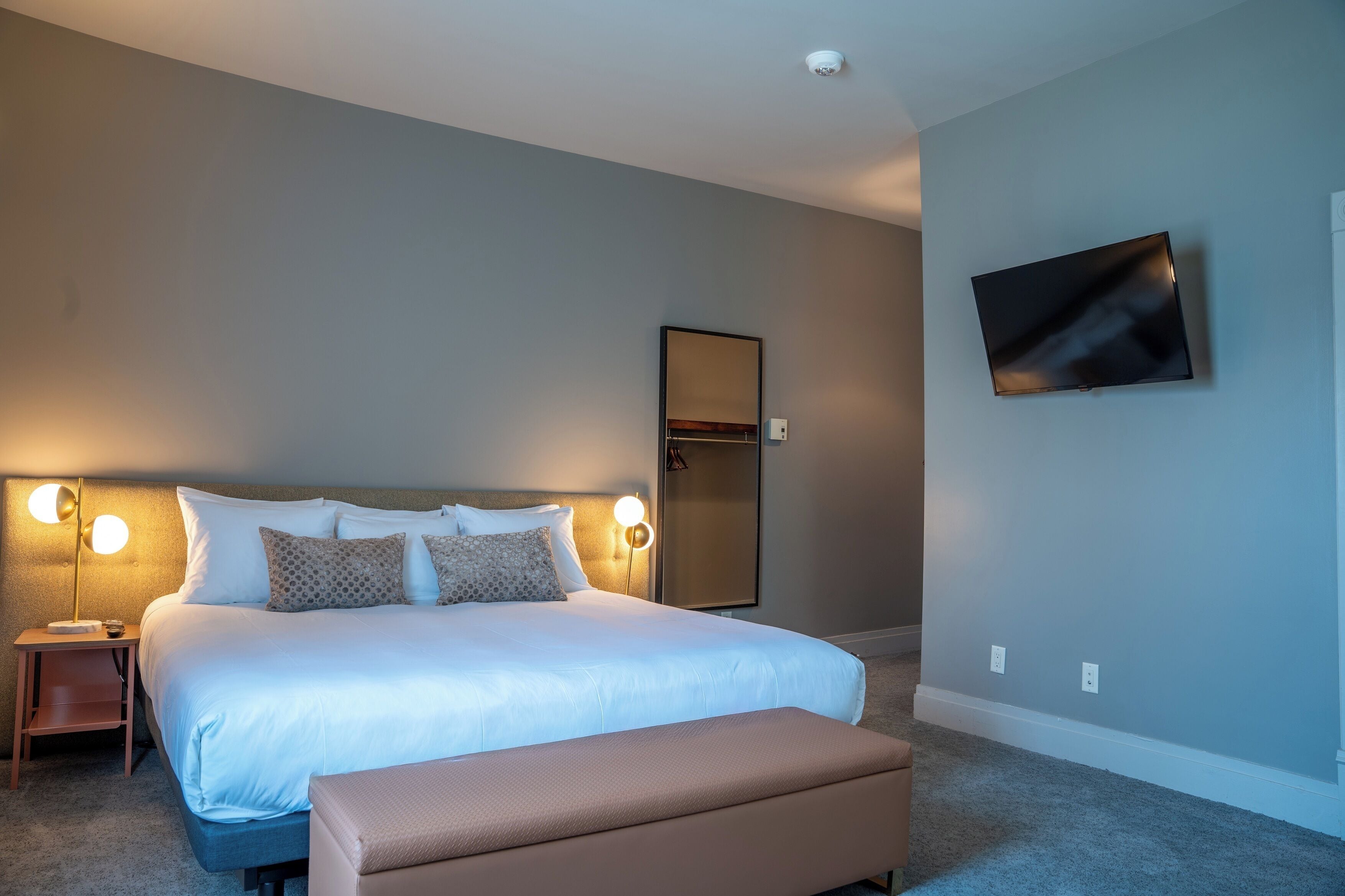 Suite Junior, 1 très grand lit, salle de bain privée | Literie de qualité, fer et planche à repasser, accès au Wi-Fi (inclus)