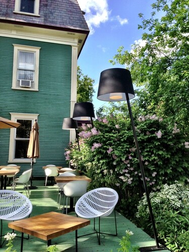 Le Pleasant Hôtel & Café