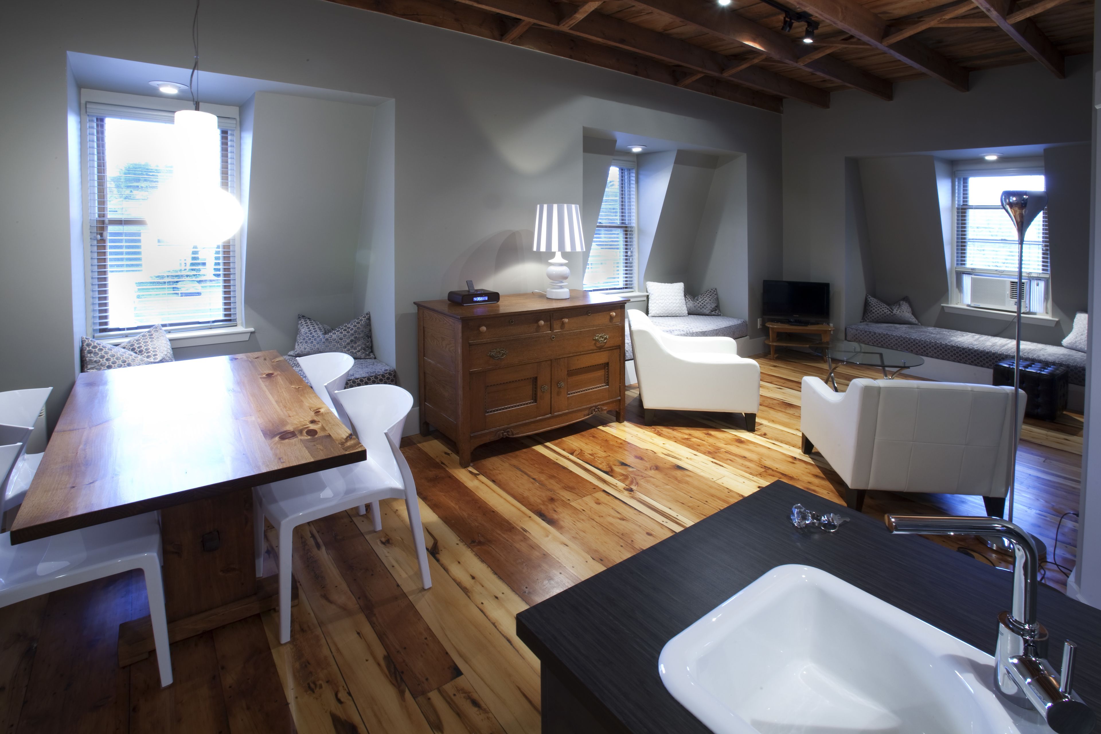 deluxe suite, private bathroom | iron/ironing board, free wifi, bed sheets