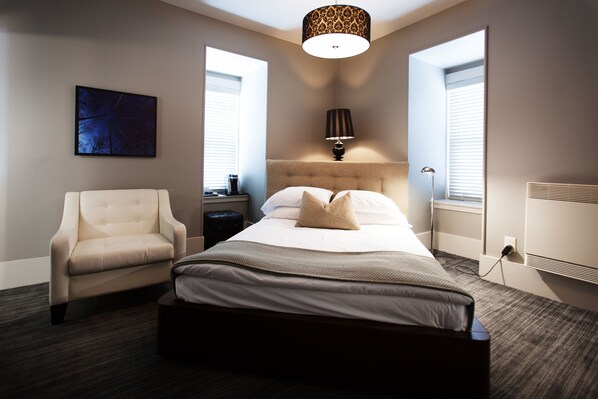 Habitación estándar, 1 cama matrimonial, baño privado | Tabla de planchar con plancha, wifi gratis y ropa de cama 