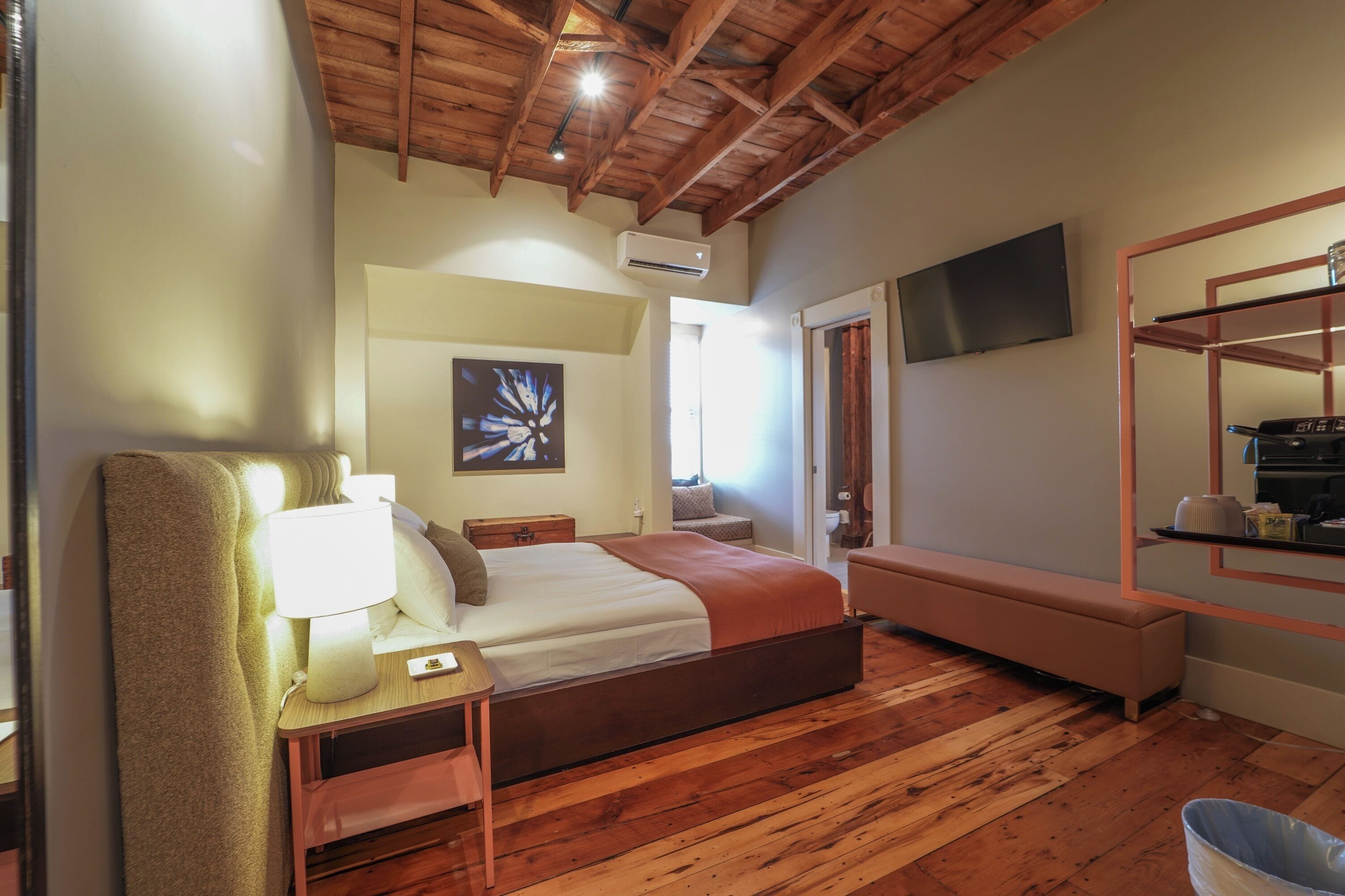 Chambre Design, 1 grand lit, salle de bain privée | Literie de qualité, fer et planche à repasser, accès au Wi-Fi (inclus)