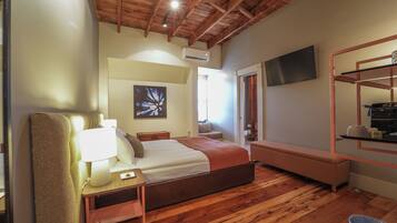 Chambre Design, 1 grand lit, salle de bain privée | Literie de qualité, fer et planche à repasser, accès au Wi-Fi (inclus)