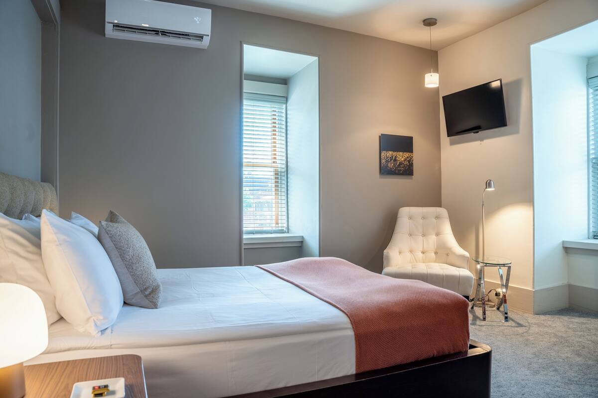 Standard Room, 1 Double Bed, Private Bathroom | Premium bedding, iron/ironing board (on request), WiFi (free)