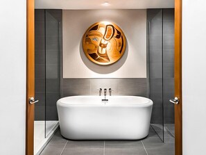 Chambre (Room, 1 King Bed, Mountain Side) | Salle de bain | Douche, articles de toilette (gratuits), séchoir à cheveux