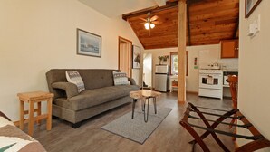Cottage, 1 Queen Bed with Sofa bed | Living area