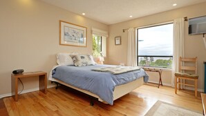 Suite, 1 Queen Bed with Sofa bed, Kitchenette, Ocean View