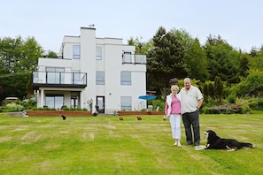 Courtyard - Gordon's Beach Farm Stay (Juan de Fuca Electoral Area)