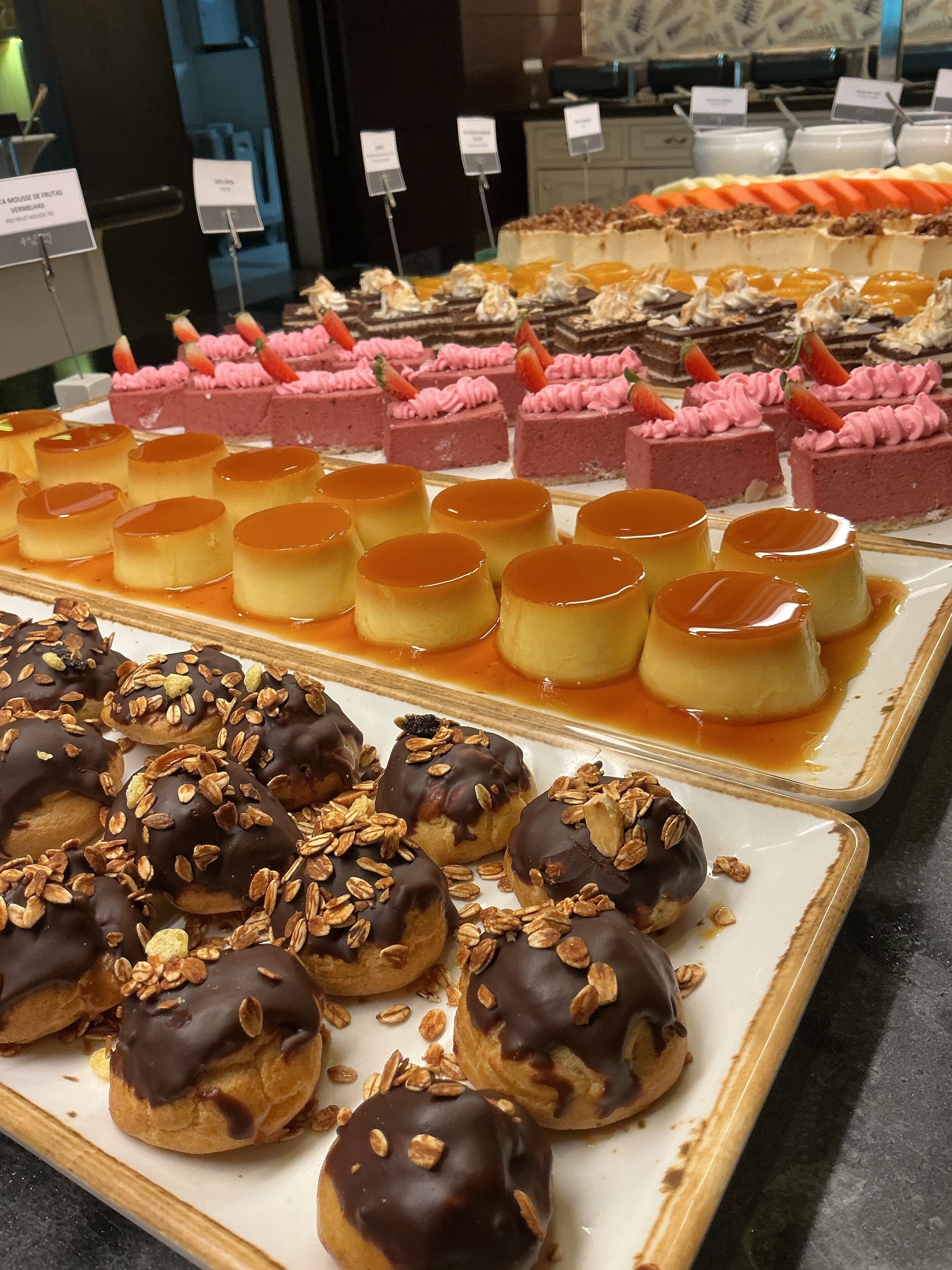 Una exhibición de postres con diversos pasteles y dulces.