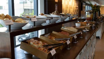 Desayuno bufé gratuito y diario