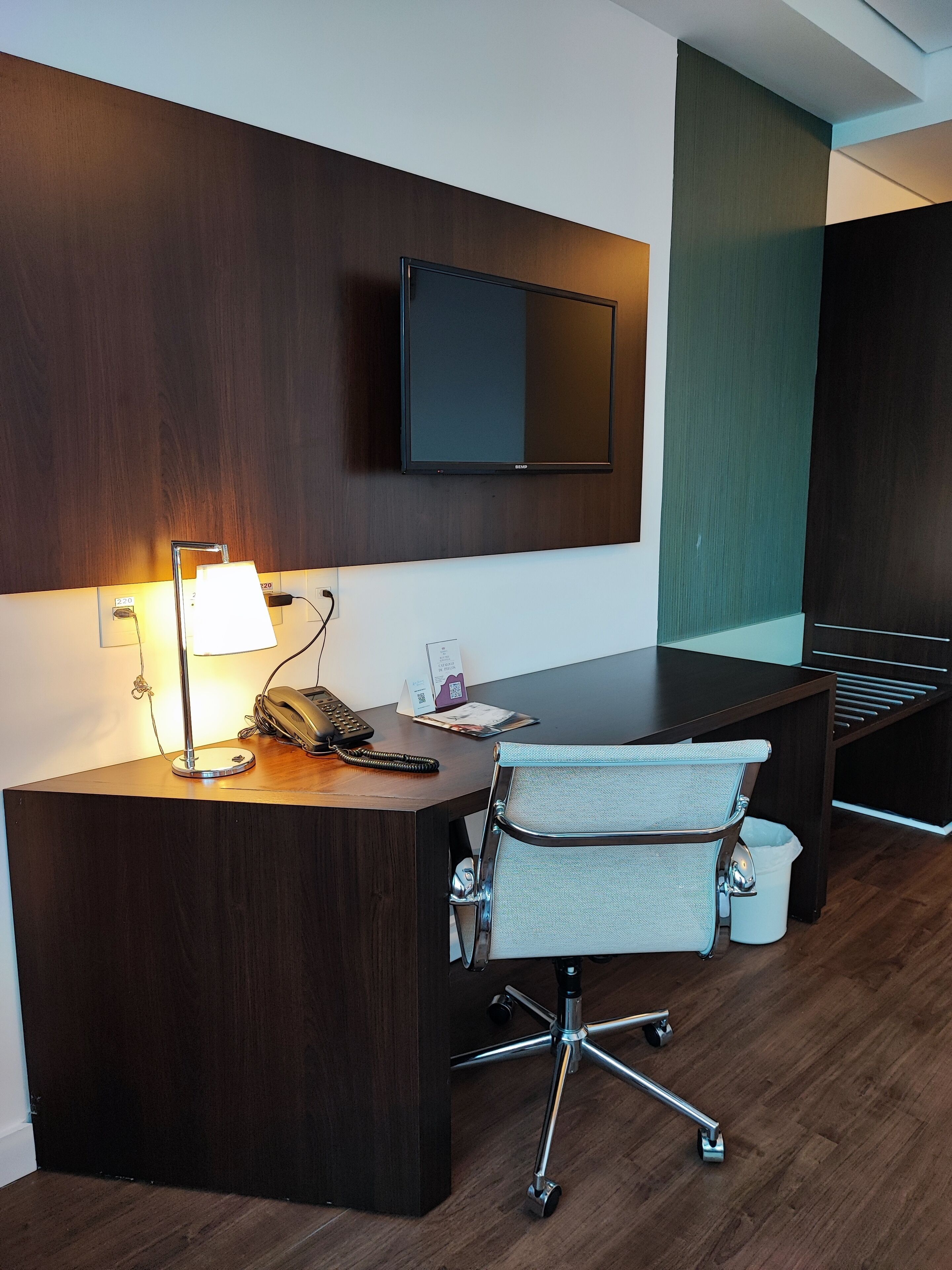 deluxe double room | 1 bedroom, minibar, in-room safe, desk