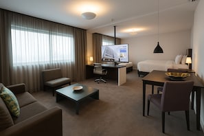 Standardrum | Minibar, värdeförvaringsskåp på rummet och skrivbord