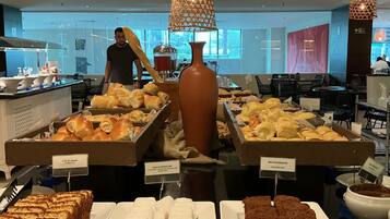 Café da manhã com buffet grátis todos os dias