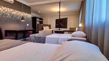 Quarto quádruplo | Frigobar, cofres nos quartos, escrivaninha, cortinas blackout