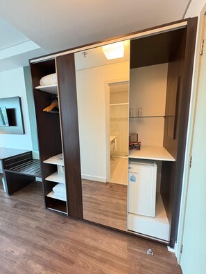 Minibar, caja de seguridad en la habitación y escritorio 
