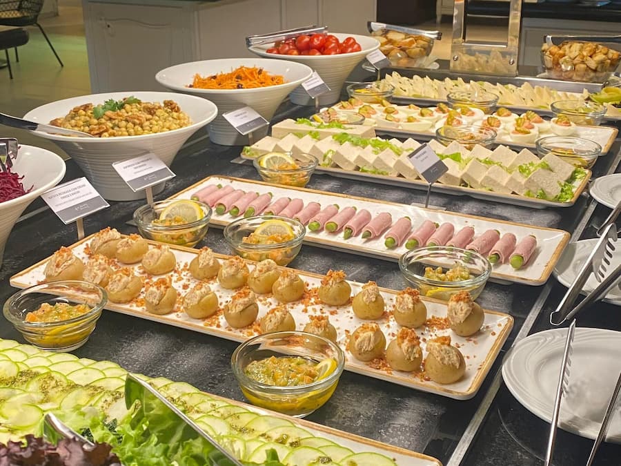 Sarapan, makan tengah hari dan makan malam dihidangkan