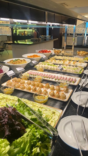 Frukost, lunch och middag serveras