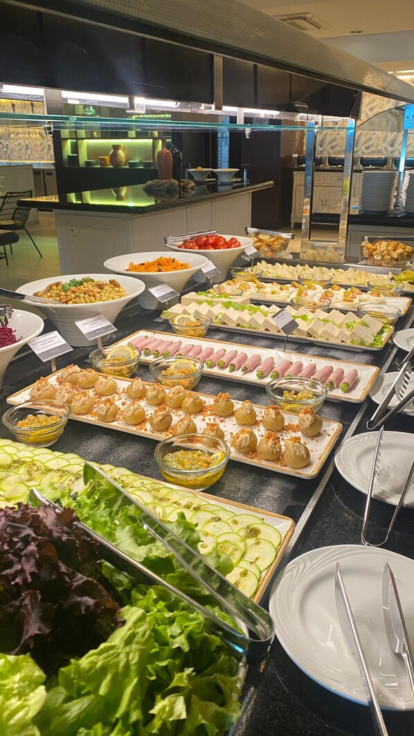 Breakfast, lunch and dinner served - Blue Tree Premium Alphaville (Barueri)