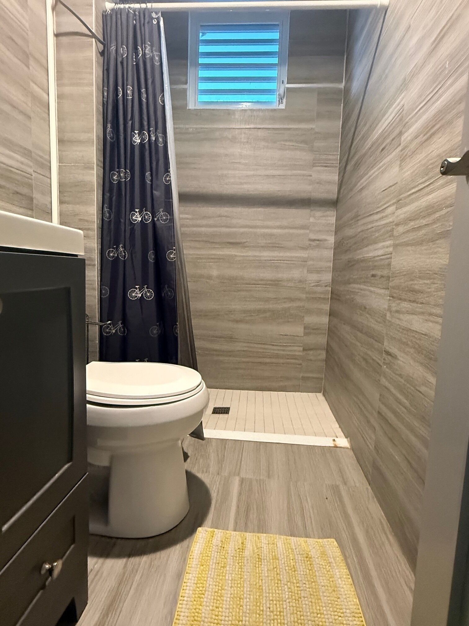 Estudio de diseñador | Baño | Regadera, toallas, papel de baño 