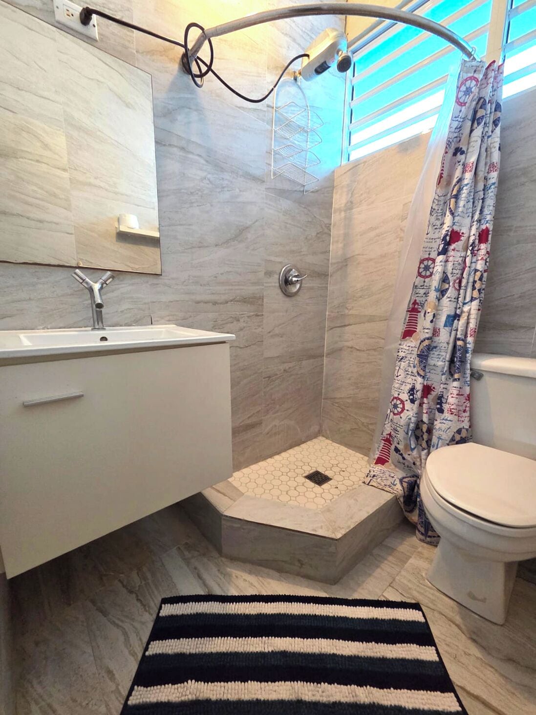Apartamento família | Banheiro | Chuveiro, toalhas de banho, papel higiênico 